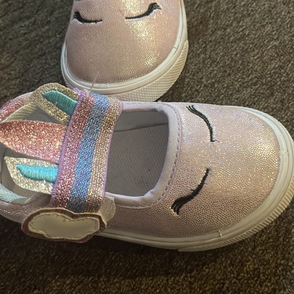 Purple unicorn size 6 with black lashes
